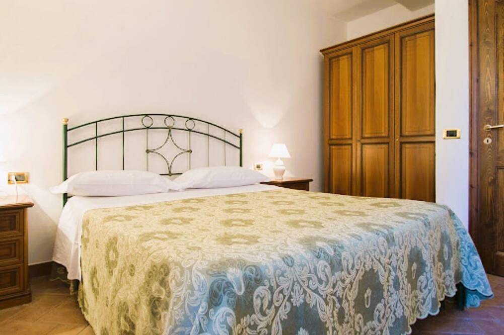 Ganze Wohnung, 40 sqm apartment located on the first floor consisting of a living room with double sofa bed and satellite Tv, equipped kitchenette, refrigerator.A double bedroom and bathroom. Private parking. in Castagneto Carducci, Etruskische Küste