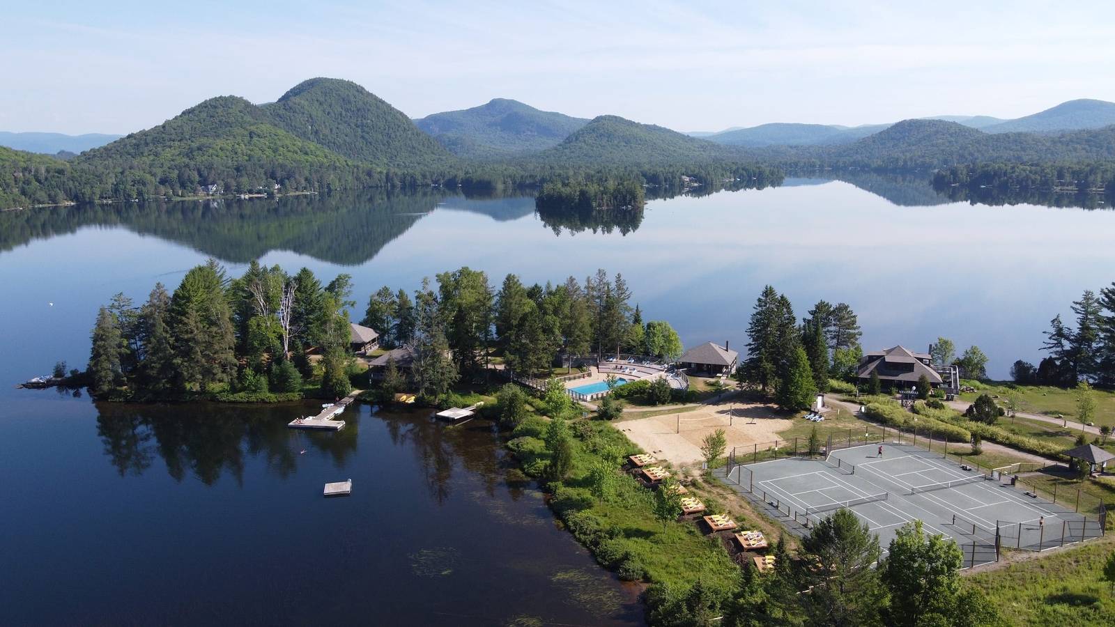 Apartamento entero, Lakefront Studio with Resort  Mountain View in Lac-Supérieur, Quebec