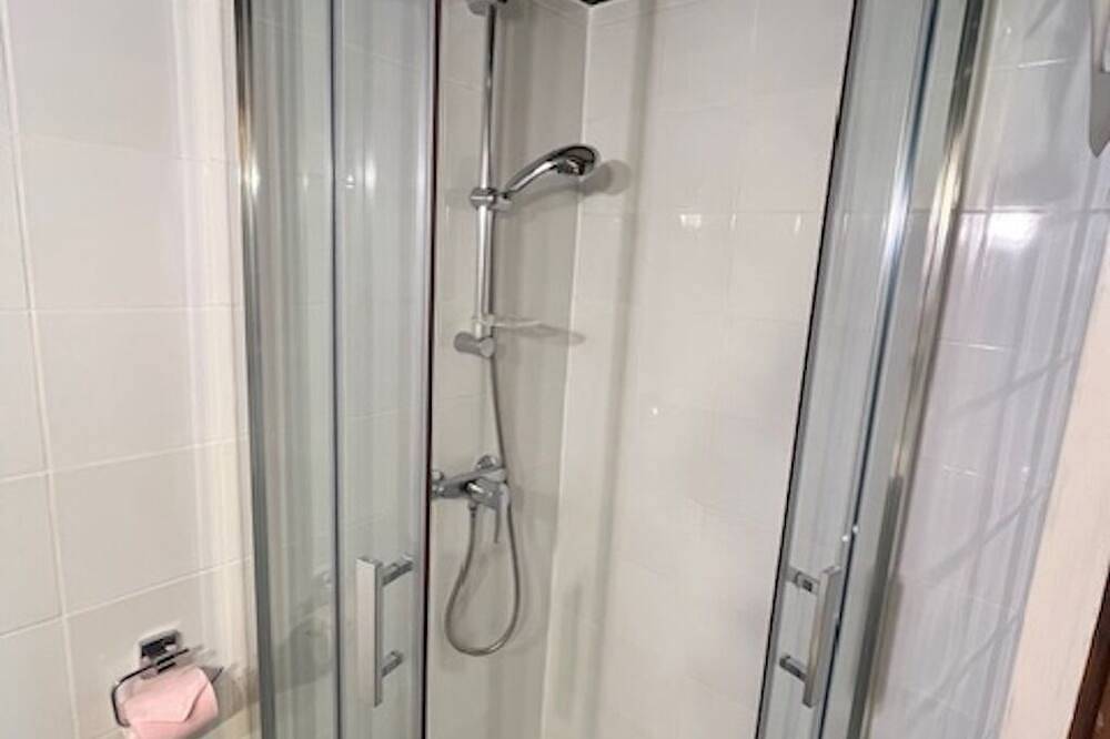 Chambre d'hôte in a green pigeon house at the foot of Monflanquin in Monflanquin, Villeneuve-sur-Lot region