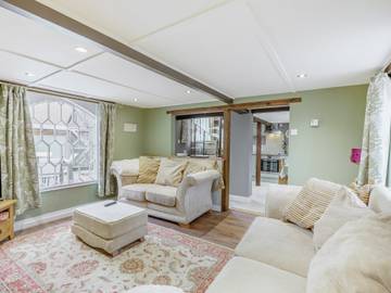 Log Cabin for 4 People in Ringwood, New Forest National Park, Photo 3
