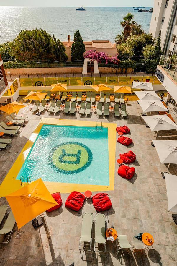Ferienhaus für 8 Personen, mit Balkon und Terrasse sowie Pool und Ausblick am Playa d'en Bossa
