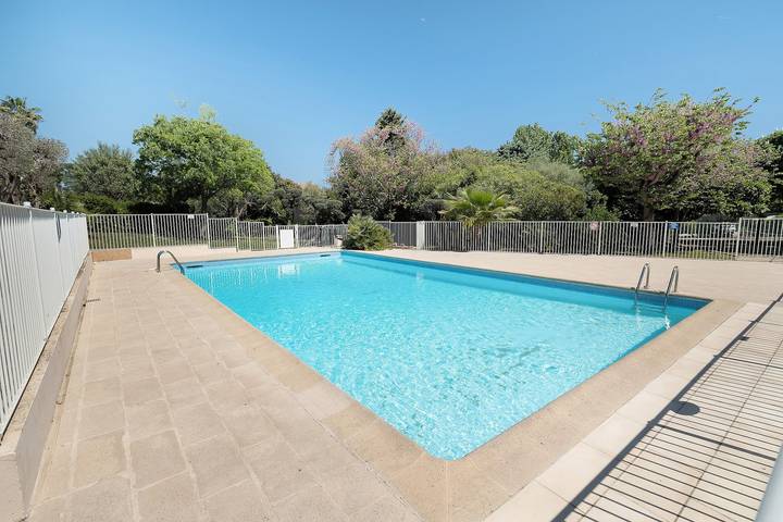 Appartamento per 4 persone, con balcone e piscina per bambini, con animali domestici a Antibes