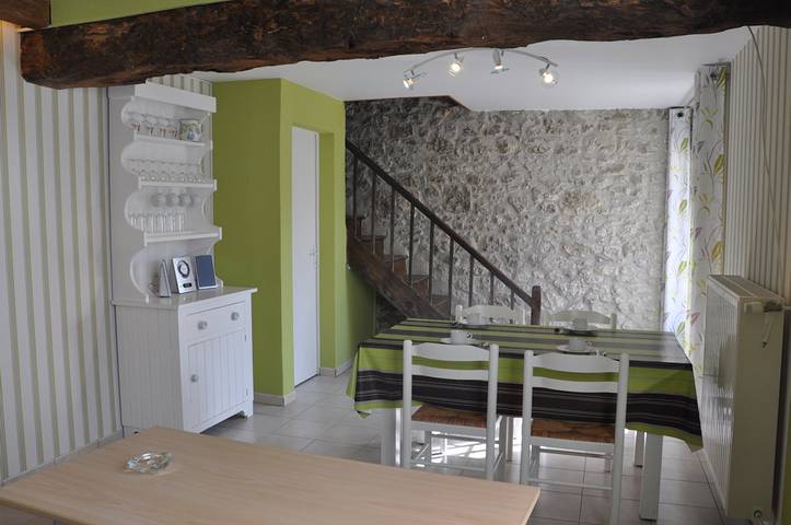 Gîte pour 4 personnes, avec jardin ainsi que terrasse et piscine