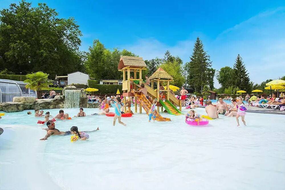 Camping Le Chêne Gris**** - Classic 4-room mobile home for 6 people with air conditioning in Guérard, Seine-et-Marne