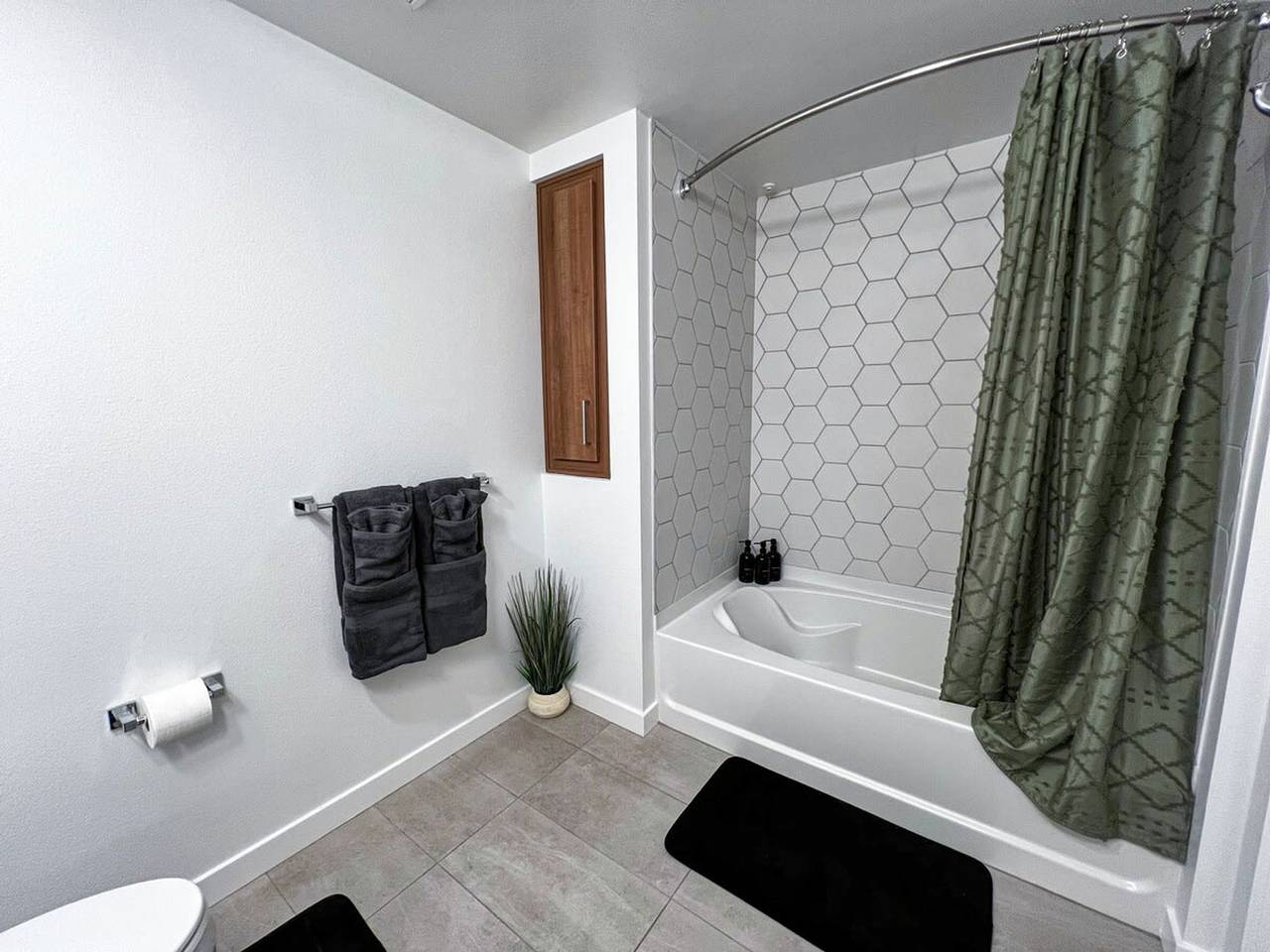 Entire apartment, Modern Cosmopolitan Apt Mid-Hollywood Free Parking in Hollywood, Los Angeles