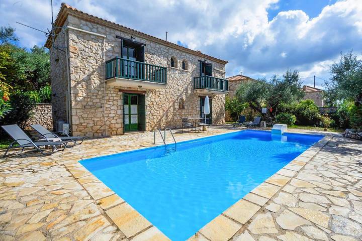 Villa for 7 people, with terrace and garden in Alykes