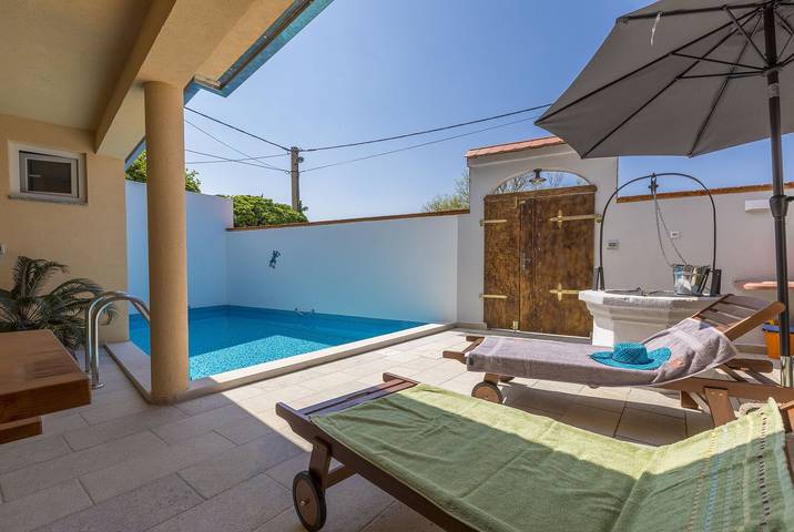 Ferienhaus für 6 Personen, mit Balkon und Terrasse sowie Garten und Pool in Tribalj