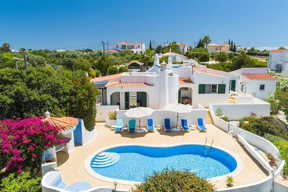 Schöne geräumige Villa mit privatem beheiztem Pool, Meer- und Bergblick in Carvoeiro, Faro Distrikt