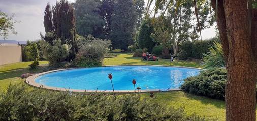 Gîte pour 2 personnes, avec terrasse ainsi que vue et piscine dans Beuste