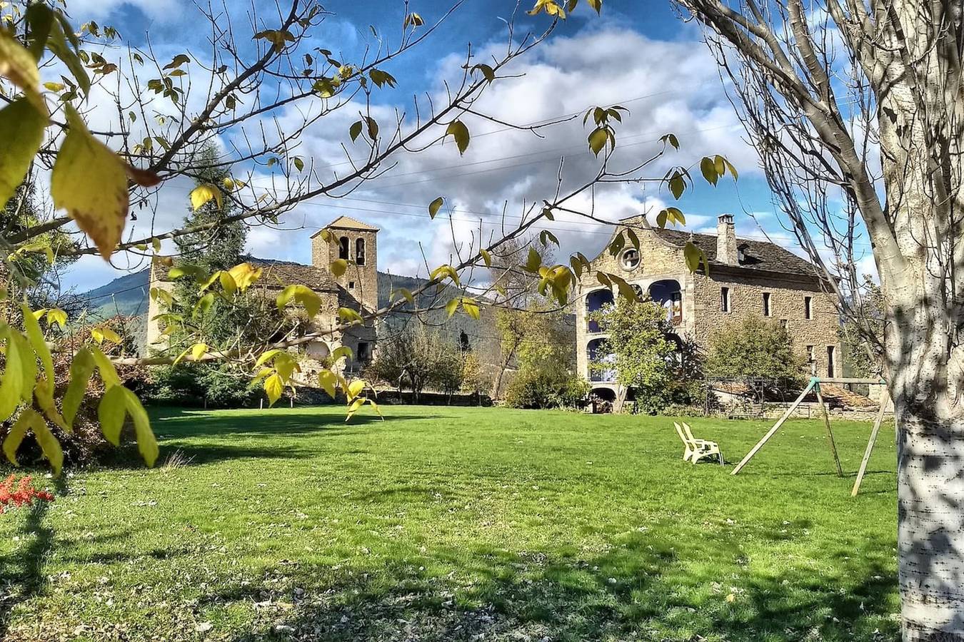 Casa espaciosa con vista a la montaña en Albella, chimenea. in Albella, Fiscal