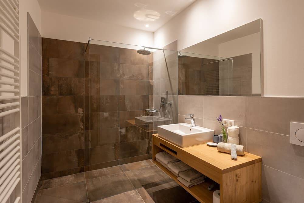 Moosbichlerhof neues Chalet 55 qm, Panoramablick, Pool bei Meran, Meran Card . in Marling, Ortleralpen