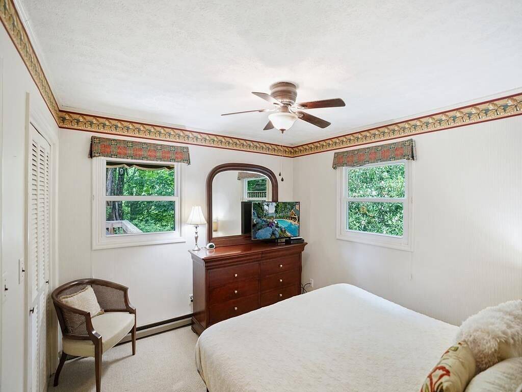 Highcliff Hideaway: In der Nähe von High Country Attraktionen, Whirlpool, Tischtennisplatte, Holzkamin, Gasgrill, 3 Kingsize-Betten, Schlafmöglichkeiten für 11, großer Speisesaal, 15% New Property Rabatt angewendet in Blue Ridge Parkway, Seven Devils