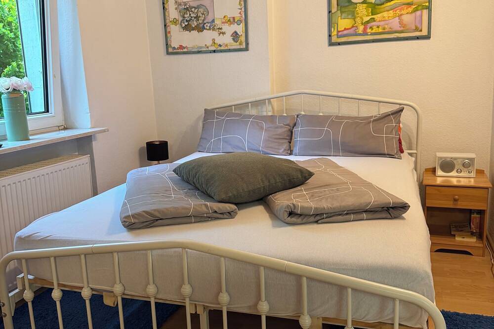 Ganze Wohnung, Gemütliche Ferienwohnung nah am Schloss Benrath Düsseldorf mit Terasse und Küche in Düsseldorf, Düsseldorf und Umgebung