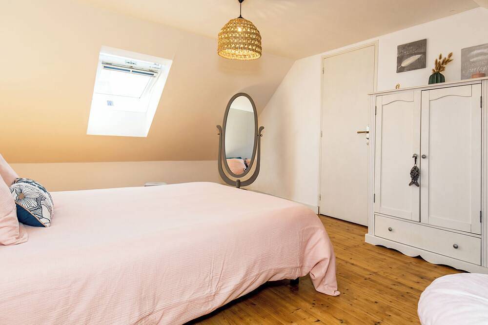 Charmante Maison Bretonne Nichée Dans un Cadre Bucolique, à Proximité de la Mer in Plouescat, Ceinture Dorée