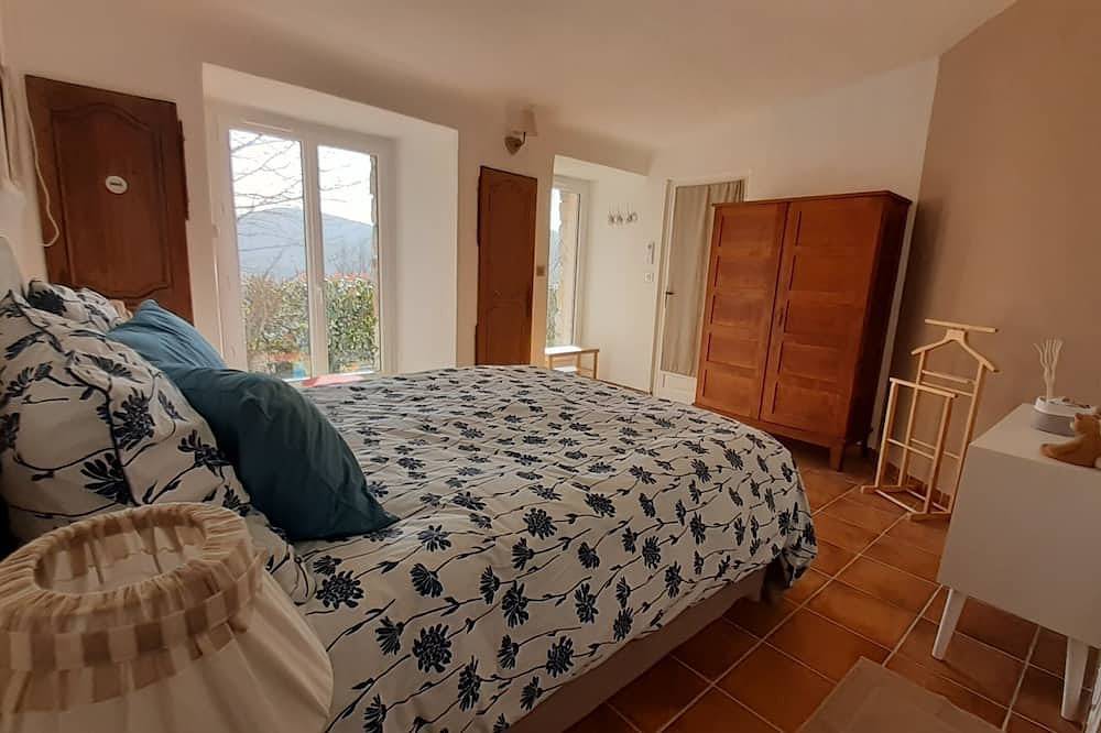 House in the spirit of a quiet sheepfold in a Provençal garden in Bagnols-en-Forêt, Draguignan region