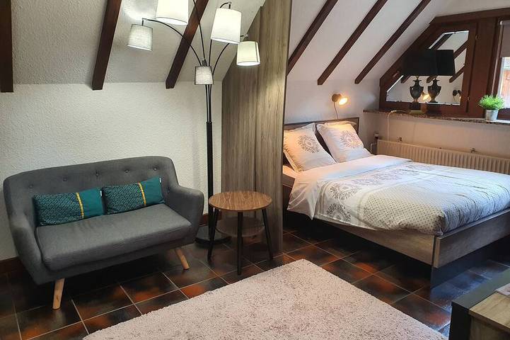 Gîte pour 2 personnes, avec terrasse ainsi que jardin et piscine à Soultzeren - 2