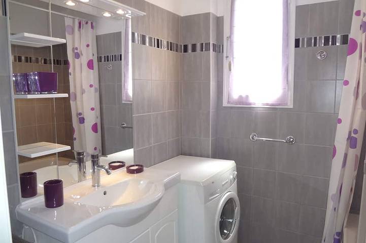 Gîte pour 5 personnes, avec balcon dans Office De Tourisme De Saint Cyr Sur Mer - 4