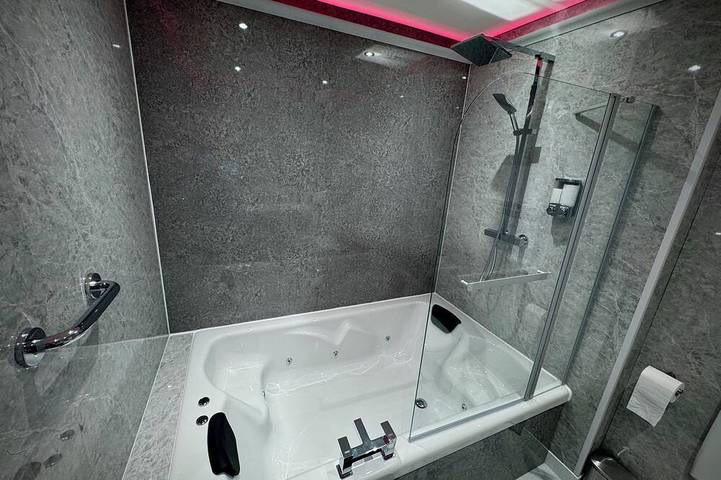 Suite 1 Private Jacuzzi Spa Hot Tub & Sauna in Sheffield, Südliches Yorkshire
