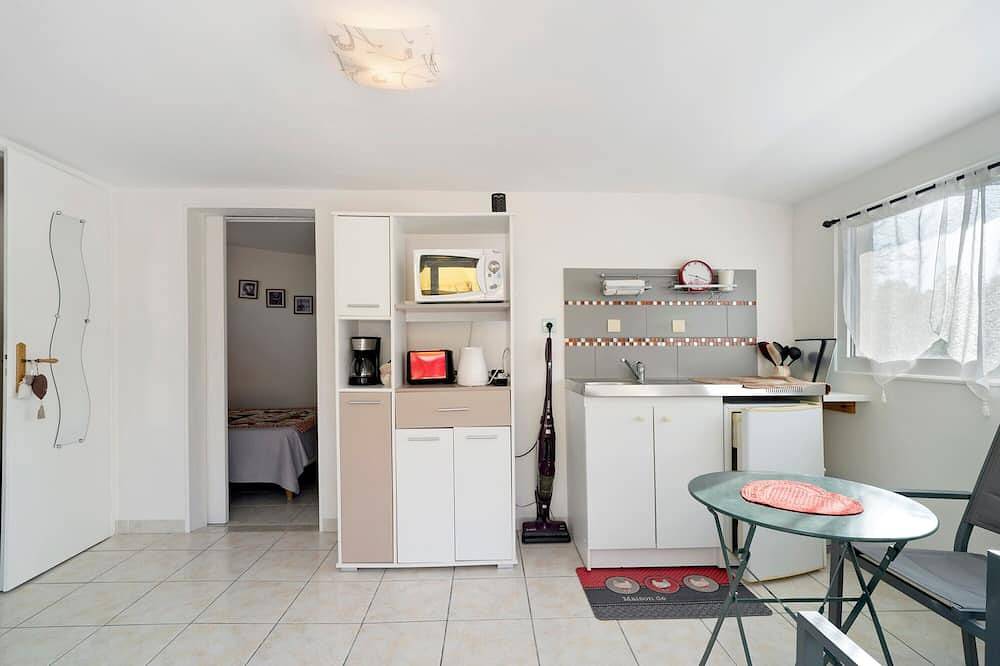 Chambre d’hôtes « Chambre du Jardin » avec terrasse privée, jardin et Wi-Fi in Saint-Aulaye, Périgord Vert