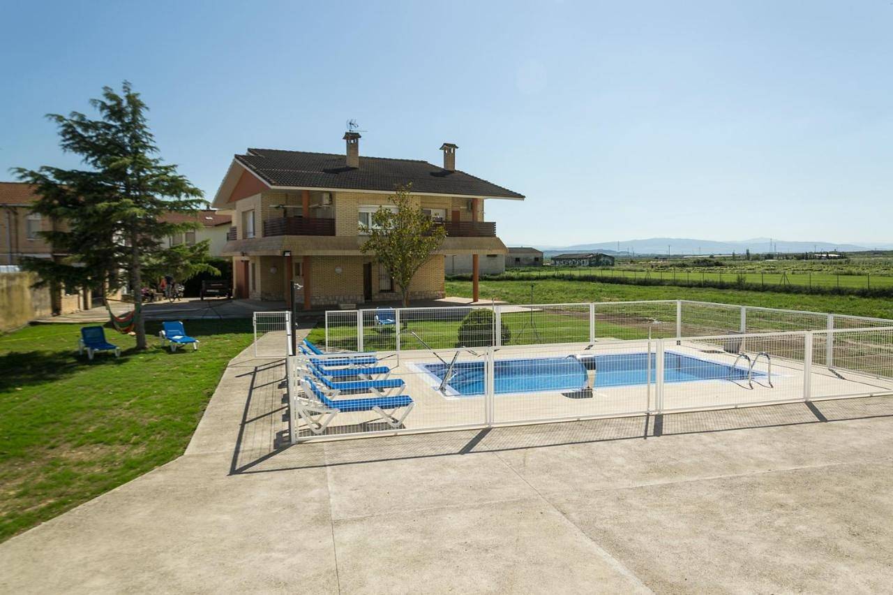 Villa Oasis de Bardenas & Piscina in Valtierra, Province de Navarra