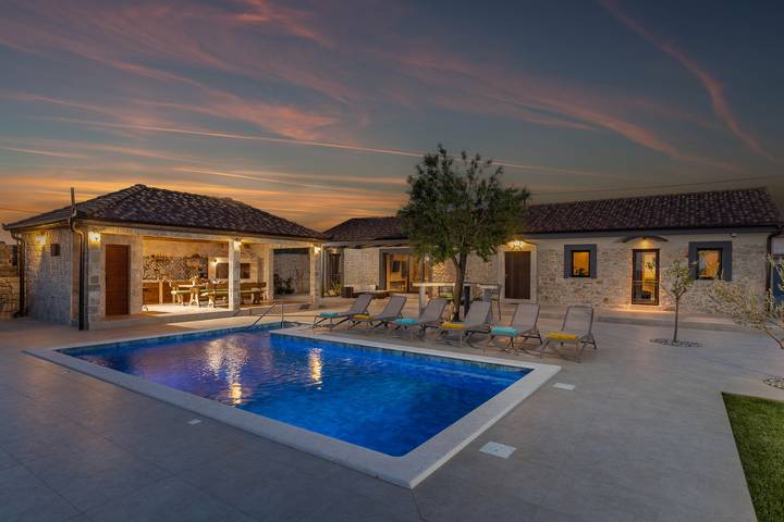 Villa för 8 Personer, med terass och trädgård, med husdjur i Zadar