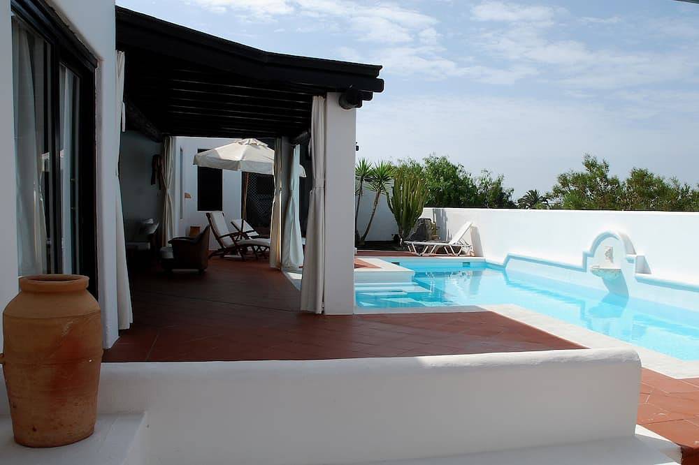 Los Helechos, Charming villa, pool with hydromassage and a large covered terrace in Playa Bastián, Teguise