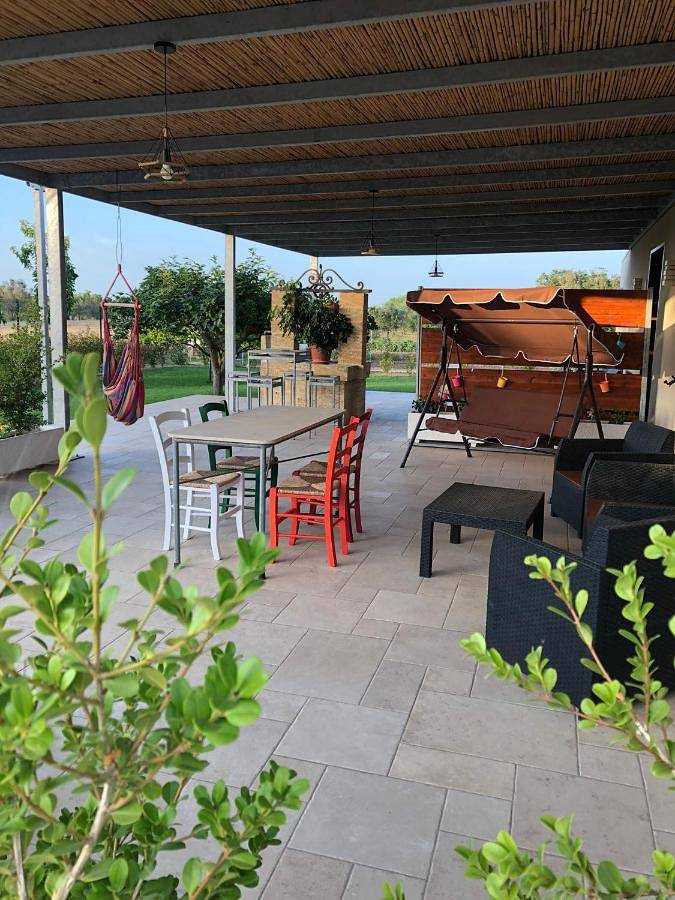 Ferienwohnung für 4 Personen, mit Terrasse und Garten sowie Ausblick in Aradeo