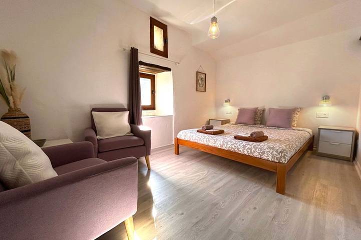 Chambre d’hôte pour 5 personnes, avec piscine ainsi que jacuzzi et jardin à Sablières