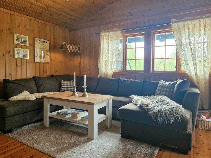 Hütte mit Bogenkonstruktion und Blick auf das Setesdal in Hartevatnet, Bykle