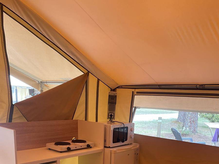 Camping Vert Bord D'eau - Canvas and wooden tent 4 persons - wooden floor, 2 bedrooms, fitted kitchen, terrace in Saint-Symphorien (Dordogne), Langon region