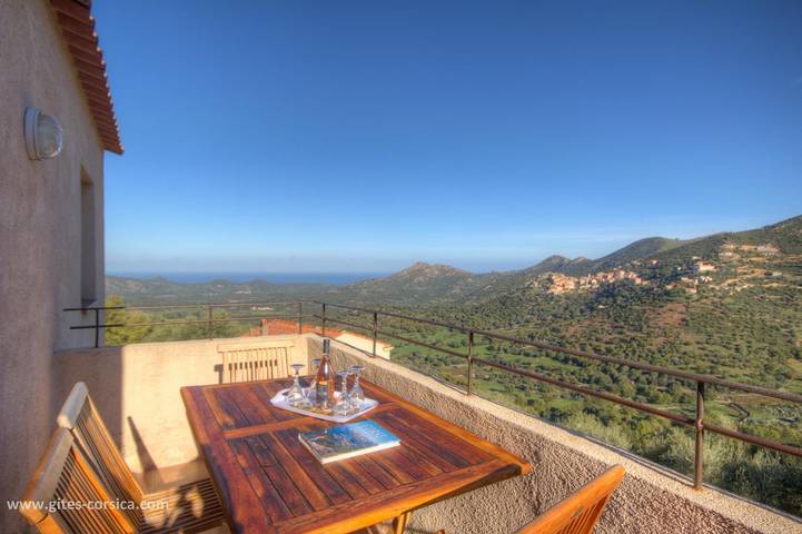 Gîte pour 3 personnes, avec Terrasse et Vue à Occhiatana