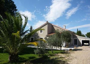 Cottage pour 10 personnes, avec jardin ainsi que terrasse et piscine à Saint-Étienne-du-Grès