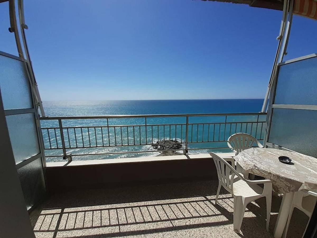 Ganze Wohnung, Attico Sul Mare con balcone sulla spiaggia e terrazza solarium di 25 mq in Pietra Ligure, Pietra Ligure Gemeinde