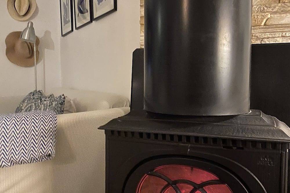 Cozy Forest Cabin by the Lake in Bottenwiek