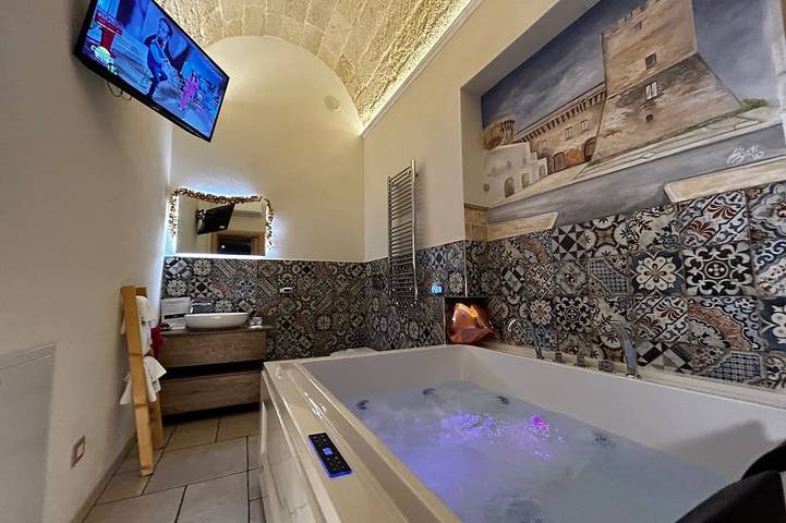 Romantic Spa Suite with Jacuzzi – Historic Pulsano Escape in Pulsano, Golfe de Tarente