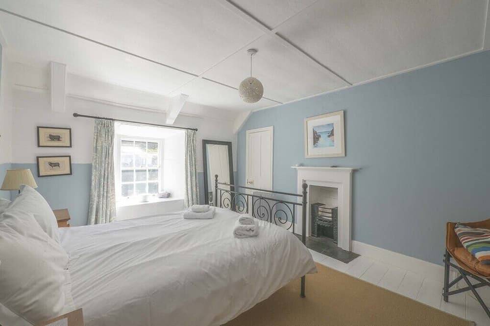 A beautiful harbourside four-bedroom cottage with harbour views in Boscastle, Pentire Point - Widemouth