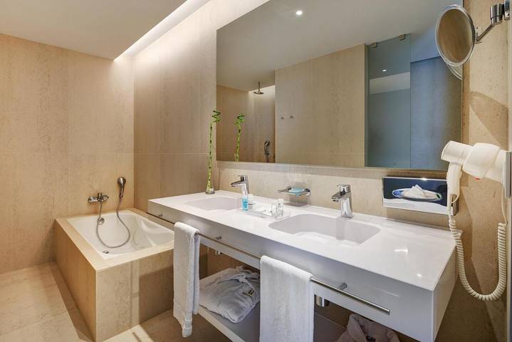 Hotel für 3 Personen, mit Balkon und Whirlpool sowie Terrasse und Garten in El Arenal - 2
