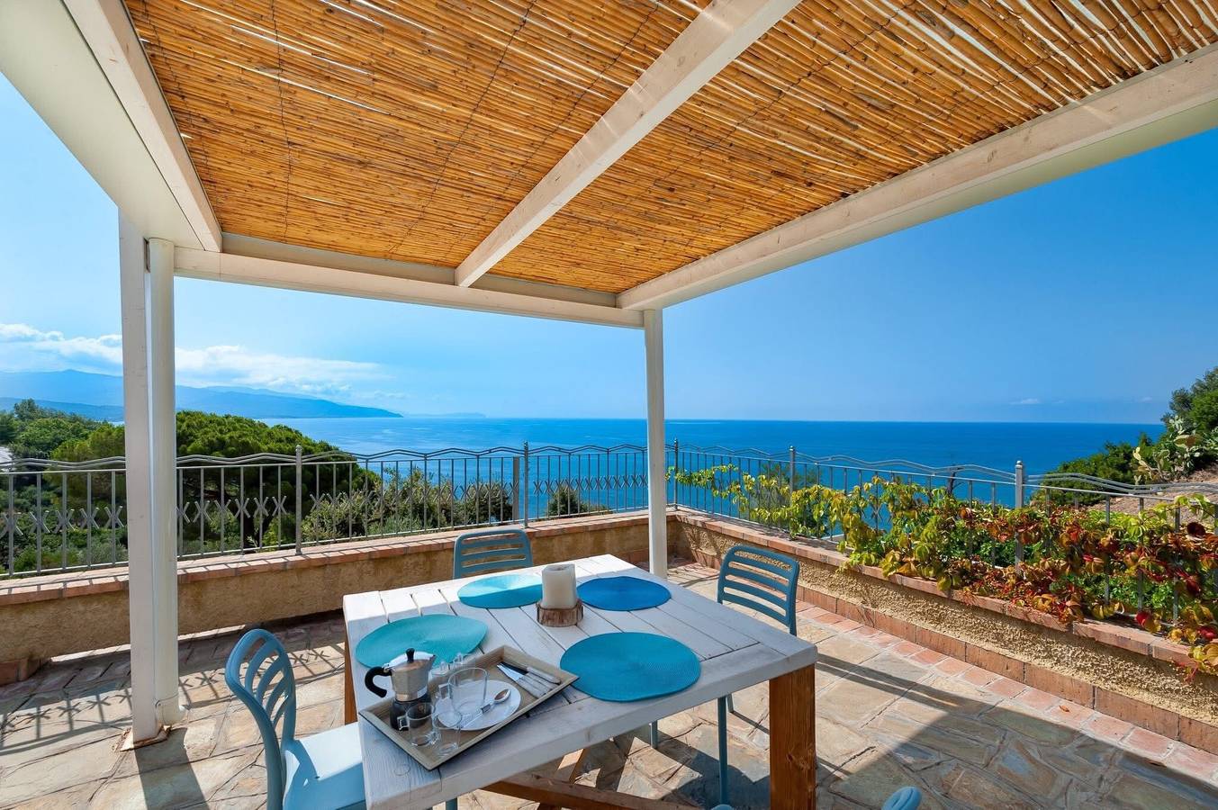 Appartamento intero, Appartamento 'Giallo' con Vista Mare, Wi-Fi e Aria Condizionata in Cilento
