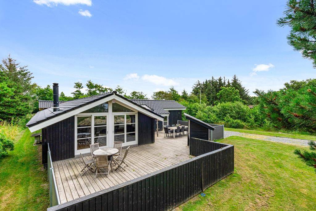 Beach-close holiday home with wilderness bath, hot tub and sauna in Blavand, Región de Varde