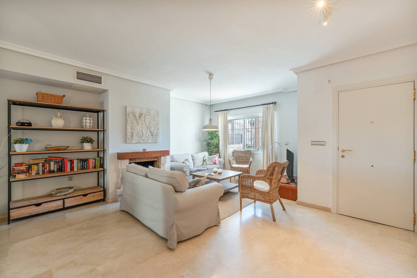 "Beautiful townhouse beachfront" con vista al mar, piscina compartida, aire acondicionado y Wi-Fi in Las Chapas, Marbella