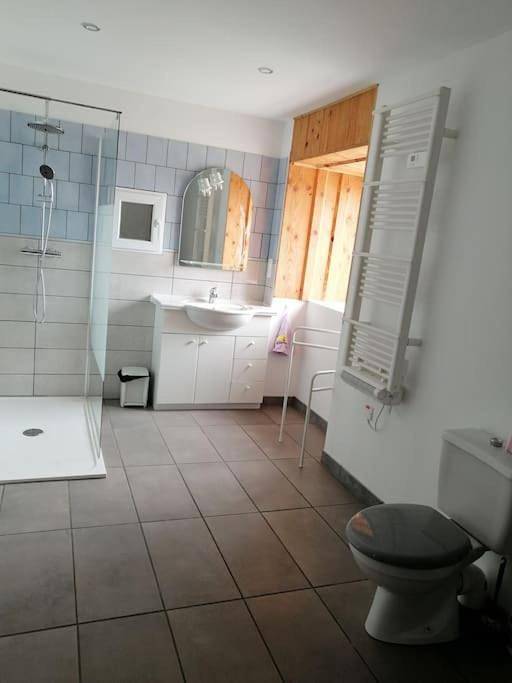 Three-Bedroom House in Saint-Jouan-de-l'Isle, Région de Dinan