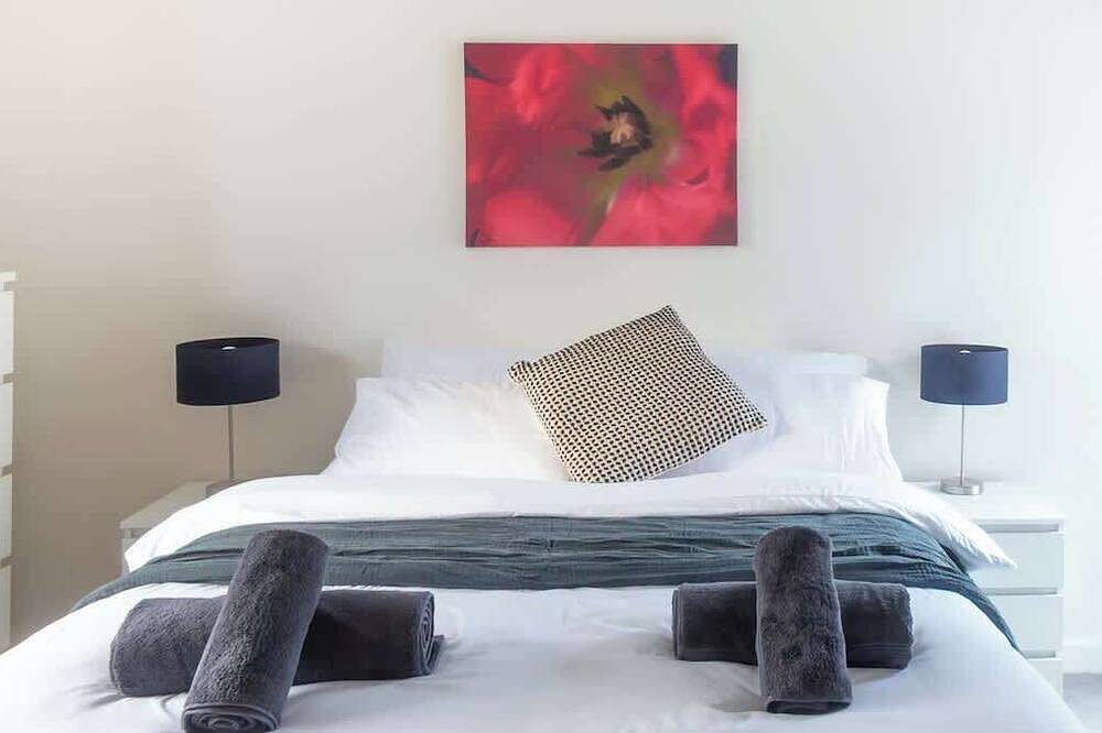 Step-Free Bungalow w/ Garden & Parking, Near Lgw in Sutton (London), London