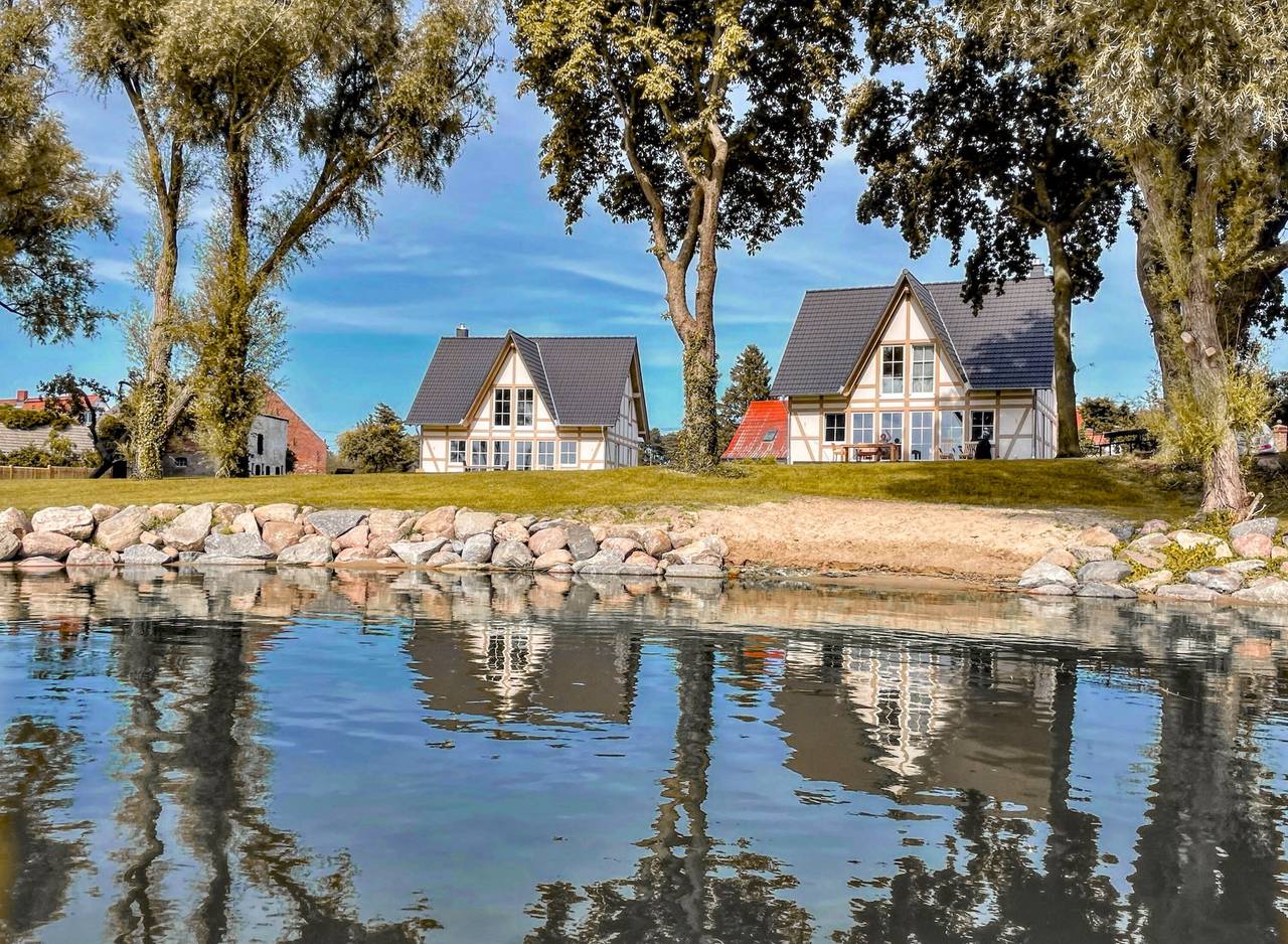 Watermark Usedom - Premium Ferienhaus direkt am Wasser mit eigener Badestelle - Haus Welle in Rankwitz, Usedom