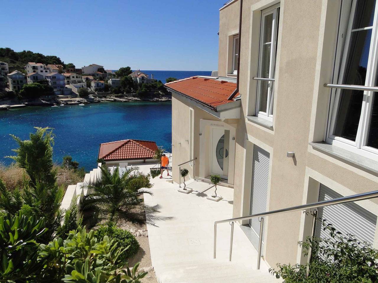 Hel ferieleilighet, Holiday apartment with pool use and sea views in Primosten, Šibenik-Knin