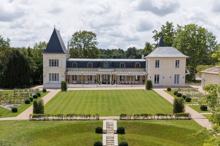 Villa pour 14 personnes, avec terrasse et jacuzzi ainsi que jardin et piscine