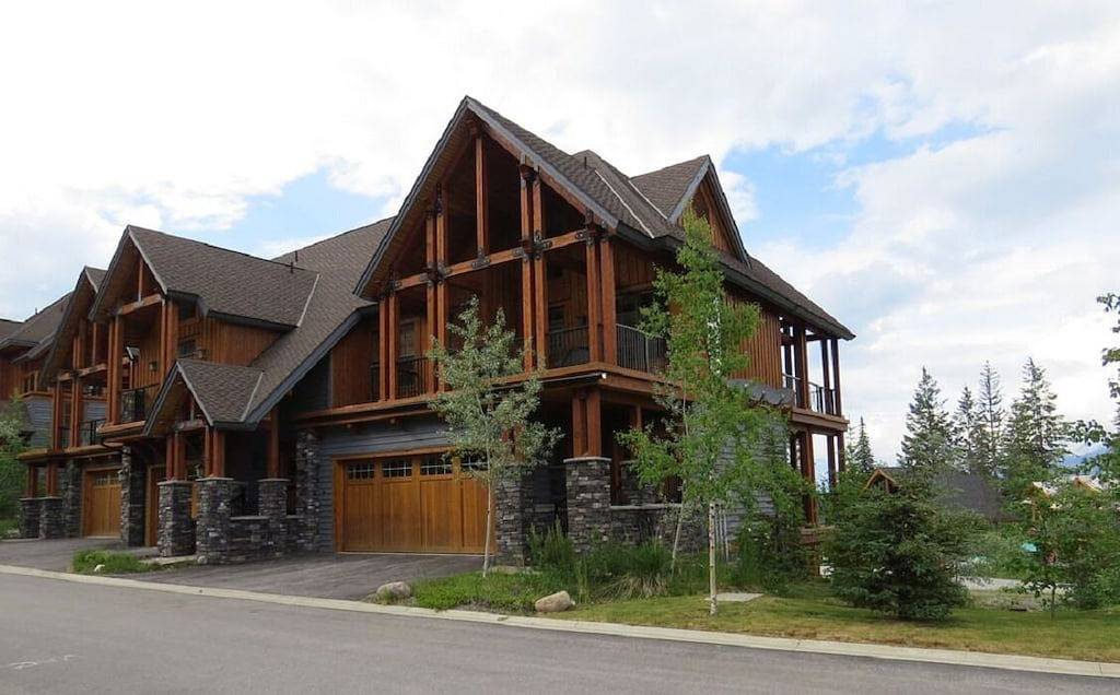 Ski-in-Ski-out, privater Whirlpool, geräumige Endeinheit, Panoramablick in Kicking Horse