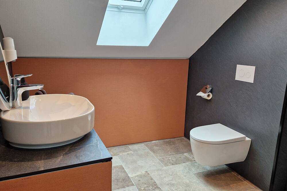 Ganze Wohnung, Wunderschöne großzügige Wohnung mit 2 Schlafzimmern mit Sauna Haustiere erlaubt in Hillesheim, Vulkaneifel
