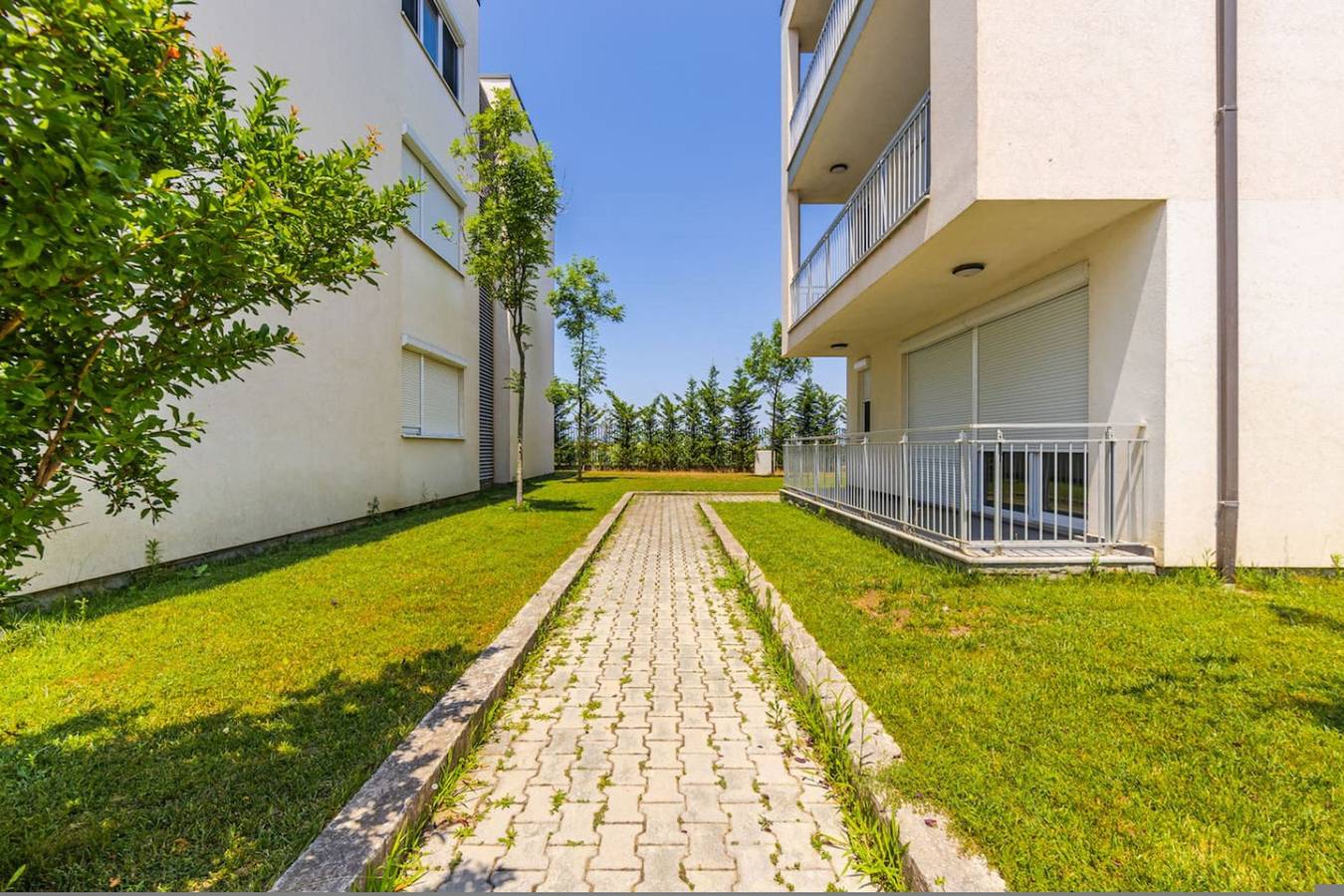 Ganze Wohnung, Ferienwohnung für 5 Personen mit Pool in Shënkoll, Lezhë