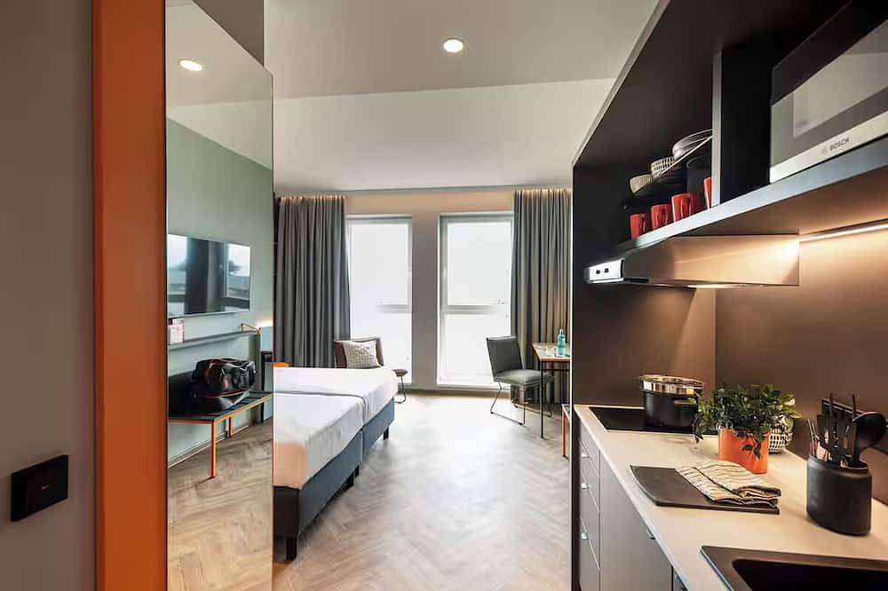 Stylish Relaxed Room w/ Kitchenette – Convenient Access to Cologne Airport in Porz (Köln), Cologne