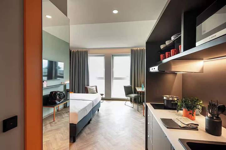 Stylish Relaxed Room w/ Kitchenette – Convenient Access to Cologne Airport in Porz (Köln), Köln